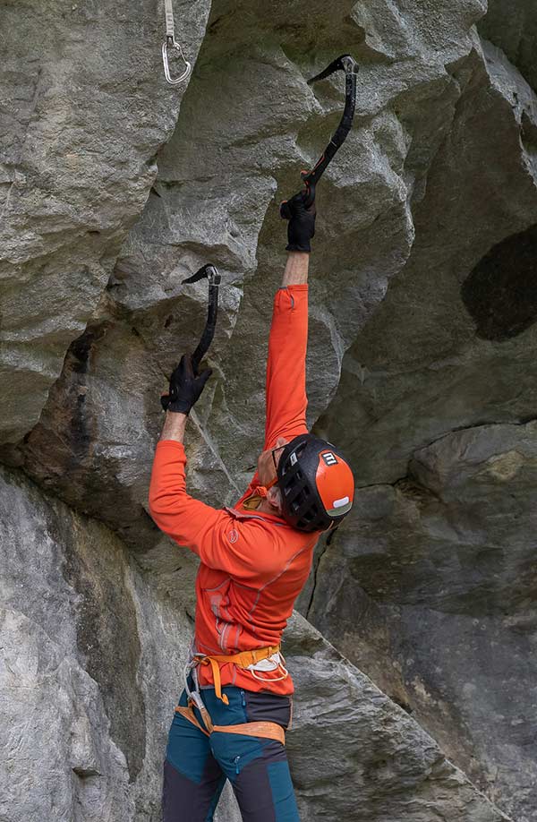 Piolet alpinisme ALPIN TOUR rouge avec dragonne Climbing